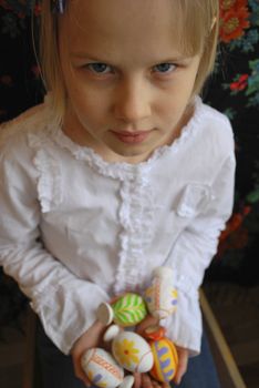 the girl with the entered wooden egg