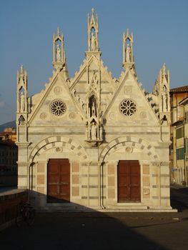 The small Church of Santa Maria della Spina is a remarkable example of Pisan Gothic. Pisa, Tuscany, Italy.