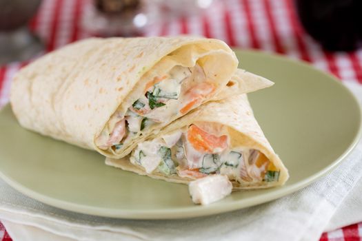 Delicious tortillawraps filled with chicken, carrots and avocado