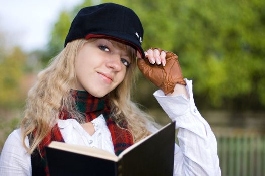 Student girl studying outside in the autumn