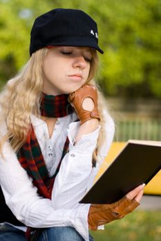 Student girl studying outside in the autumn