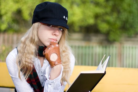 Student girl studying outside in the autumn