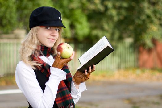 Student girl studying outside in the autumn