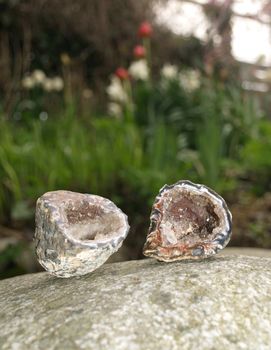 quarts crystals inside stones