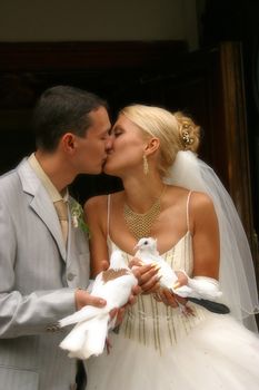 The groom and the bride with white pigeons