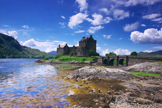 Eilen Donan Castle in Scotland lays at the meeting point of three sea lochs (Duich, Alsh and Long) and is one of Great Britains most emblematic visitor attractions. Built in the late 13th century it was completely rebuilt in the early 20th century and is still owned by the same scottish Clan McRae who became in the 16th century constables of the castle (for Clan McKenzie) and bought it 1911. 