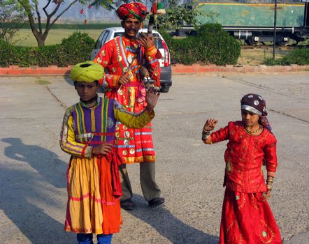 A family of street performers in India