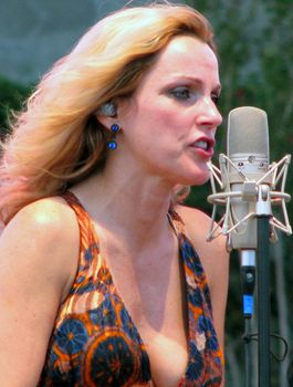 Rhonda Vincent singing at the 2007 Frisco, Texas Bluegrass Festival.