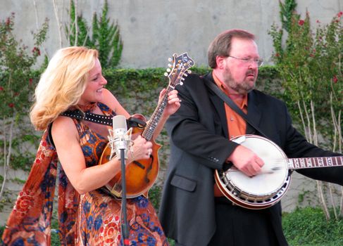 Rhonda Vincent and Kenny Ingram at the 2007 Frisco, Texas Bluegrass Festival.