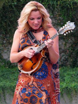 Rhonda Vincent playing mandolin at the 2007 Frisco, Texas Bluegrass Festival.