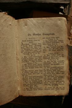 the first page in an old book of the Gospel of Matthew. norwegian