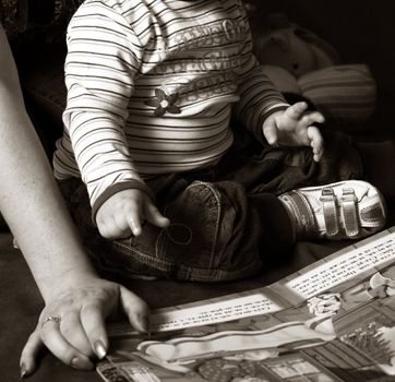 Mum and the child read the children's book