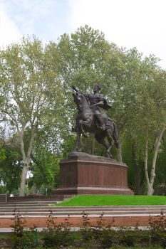 Stutue of iron man on horse with sword