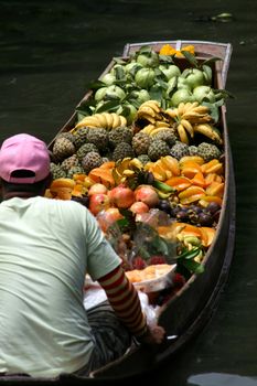 The Damnoen Saduak Floating Market is located at
Damnoen Saduak District, Ratchaburi Province, about
82 km from Bangkok, Thailand.Fresh fruits,food and souvenirs are offered here daily.