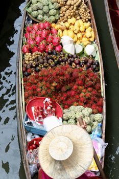 The Damnoen Saduak Floating Market is located at
Damnoen Saduak District, Ratchaburi Province, about
82 km from Bangkok, Thailand.Fresh fruits,food and souvenirs are offered here daily.