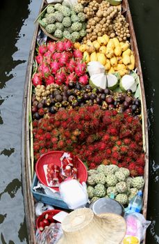 The Damnoen Saduak Floating Market is located at
Damnoen Saduak District, Ratchaburi Province, about
82 km from Bangkok, Thailand.Fresh fruits,food and souvenirs are offered here daily.