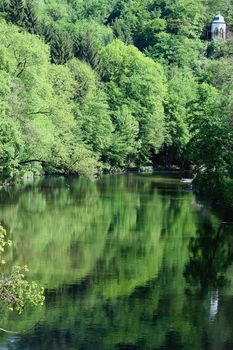 B�ume spiegeln sich im Wasser