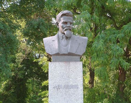  Monument to a bolshevik to Michael Ivanovichu Kalininu from grateful descendants