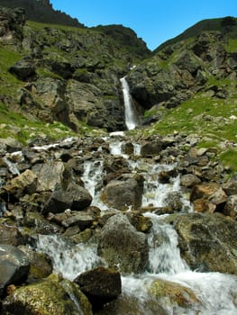 The small falls current on stones.          