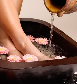 Feet enjoy a relaxing aromatherapy foot spa