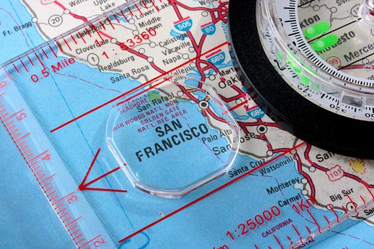 USA map with the city of San Francisco and a compass with magnifying glass over San Francisco.