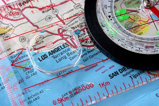 USA map with the city of Los Angeles and a compass with magnifying glass over Los Angeles.