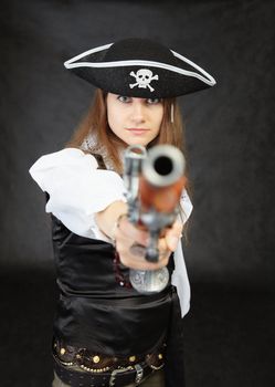The woman the pirate aims in us from an ancient pistol