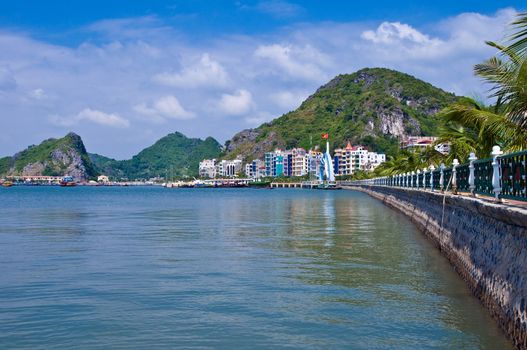Most of the turists visiting Ha Long Bay gets to Cat Ba.