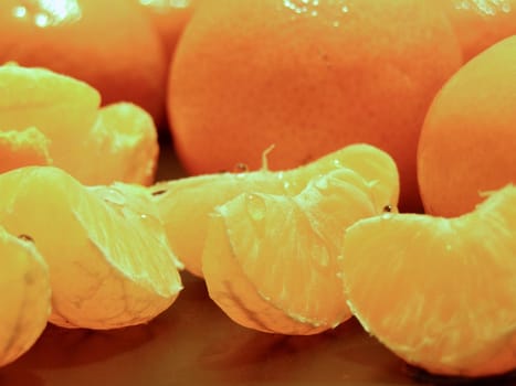Composition of the pieces of orange against the whole oranges   