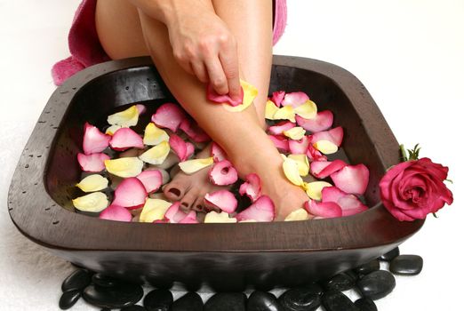 Soak away tension and treat your soles to this wonderfully relaxing footspa treatment. Yellow and pink rose petals float on the water.