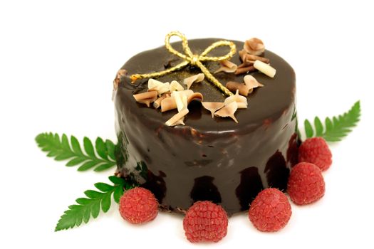 Chocolate cake for Christmas ou a birthday, with raspberries and a golden ribbon