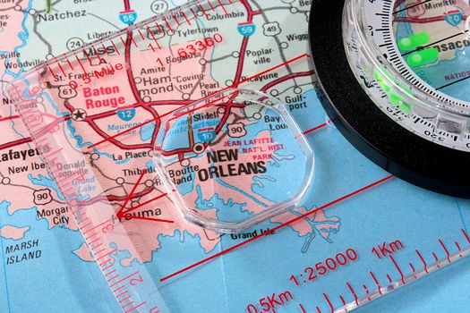 USA map with the city of New Orleans and a compass with magnifying glass over New Orleans.