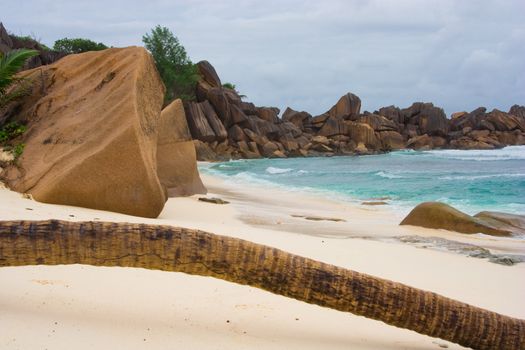 the beach with white sand on seychellen