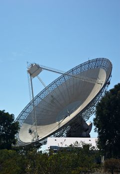 the huge satellite dish that is the receiver for parkes radio telescope
