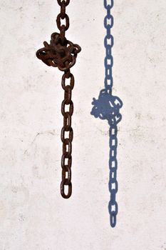 chain knot with shadow in wall