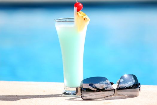 fresh cocktail and sunglasses on the sun