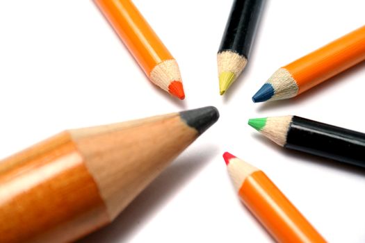 The big pencil and five small color pencils on a diagonal 6