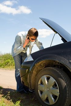 How to repair the car. The young man consults by phone.