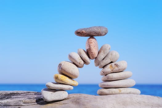 Pebble in the center of the bending of the stone arc
