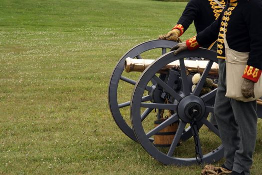 Soldiers in the uniform of the XIX century, with a field canon.