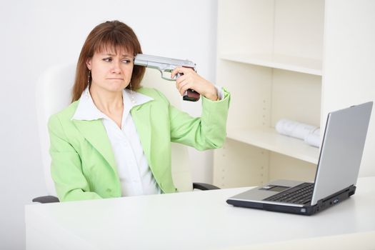 Girl shoots himself in the head while sitting in the office - an attempt to commit suicide