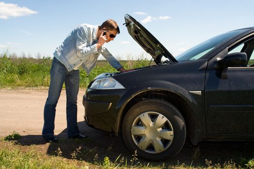 How to repair the car. The young man consults by phone.