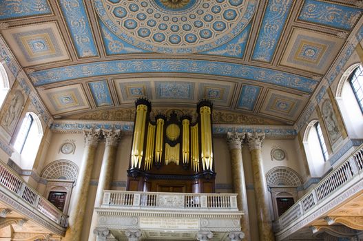 Organ pipes in a large hall with a decrative celling