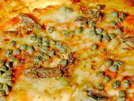 Original italian pizza, with mozzarella, tomato, anchovies, capers and oregano