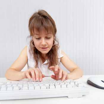 Funny woman to work with the computer keyboard