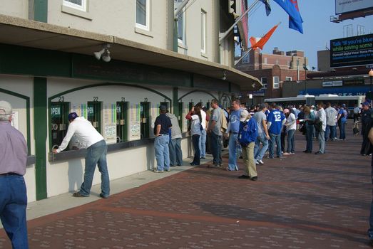 Chicago Cubs fans line up for tickets to a spring ballgame