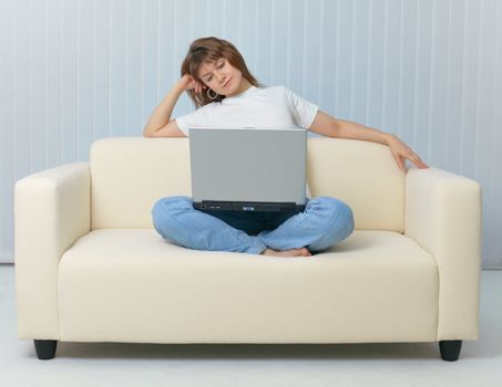 Beauty is sitting on the sofa with a laptop