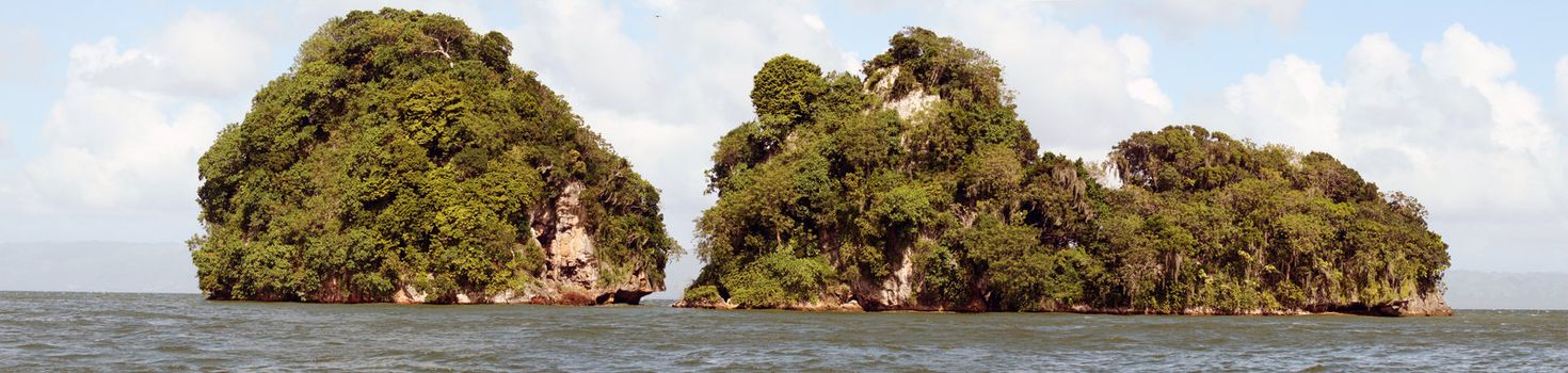 Panoramic view of the islands in ocean