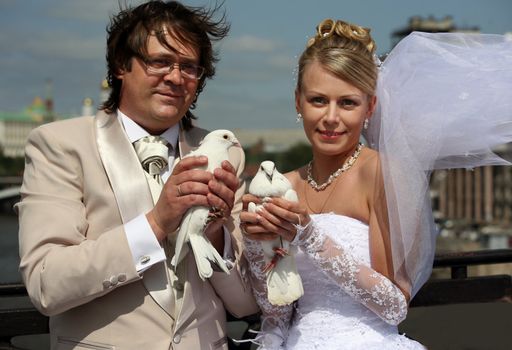 The groom and the bride with white pigeons