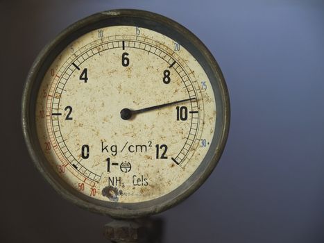 Close up on an old mano vacuum meter.